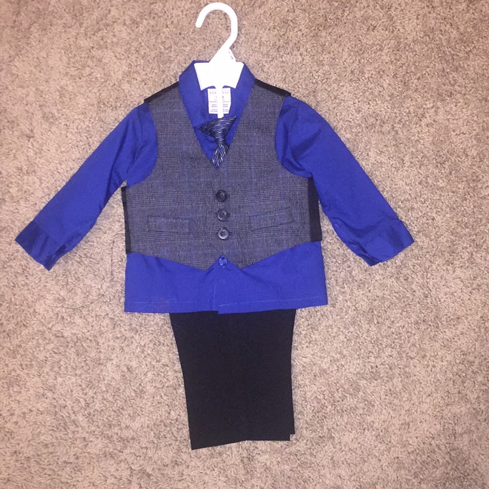 Boys size 3 to 6 month Perry Ellis 4-piece suit